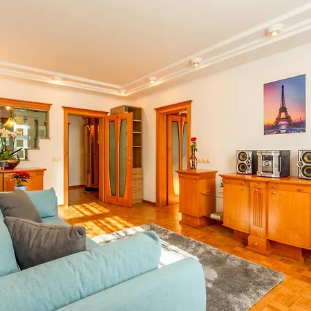 Apartma Apolon I *